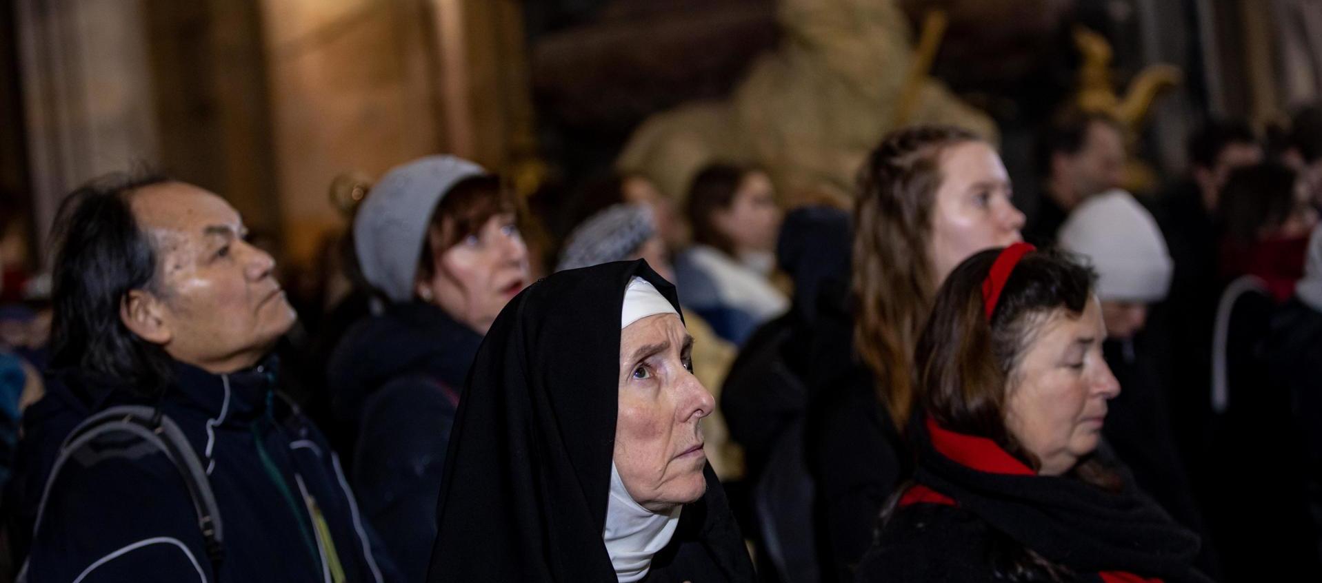 Laicos y religiosos asisten al funeral por las 15 víctimas mortales del tiroteo del jueves en Praga