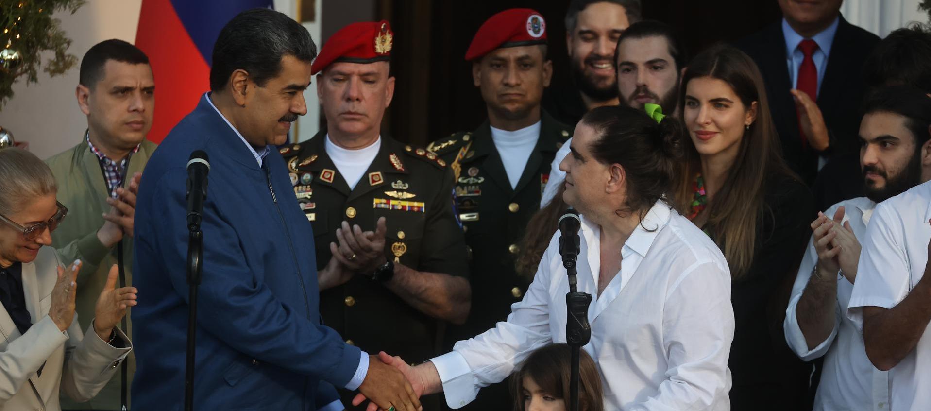 El Presidente Maduro y el empresario Alex Saab se saludan en el Palacio de Miraflores