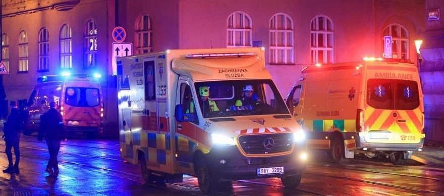 Autoridades en el lugar donde ocurrió la masacre. 