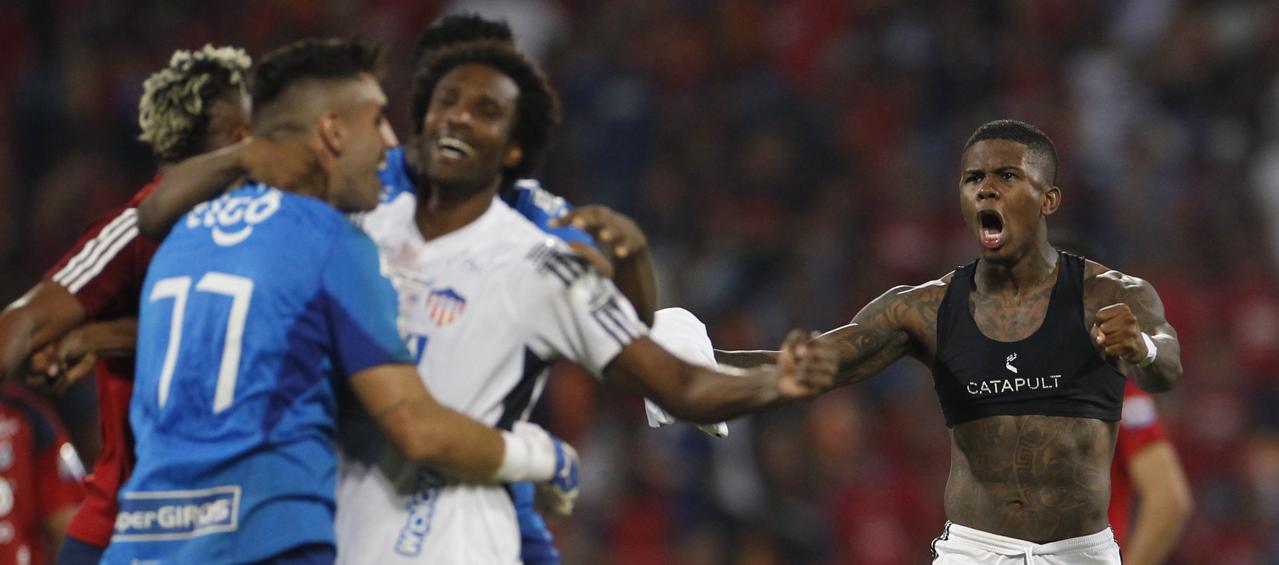 Santiago Mele y Didier Moreno celebrando.