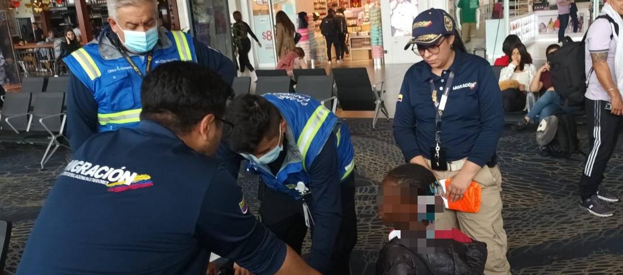 Fue abandonada por dos personas en el terminal aéreo. 