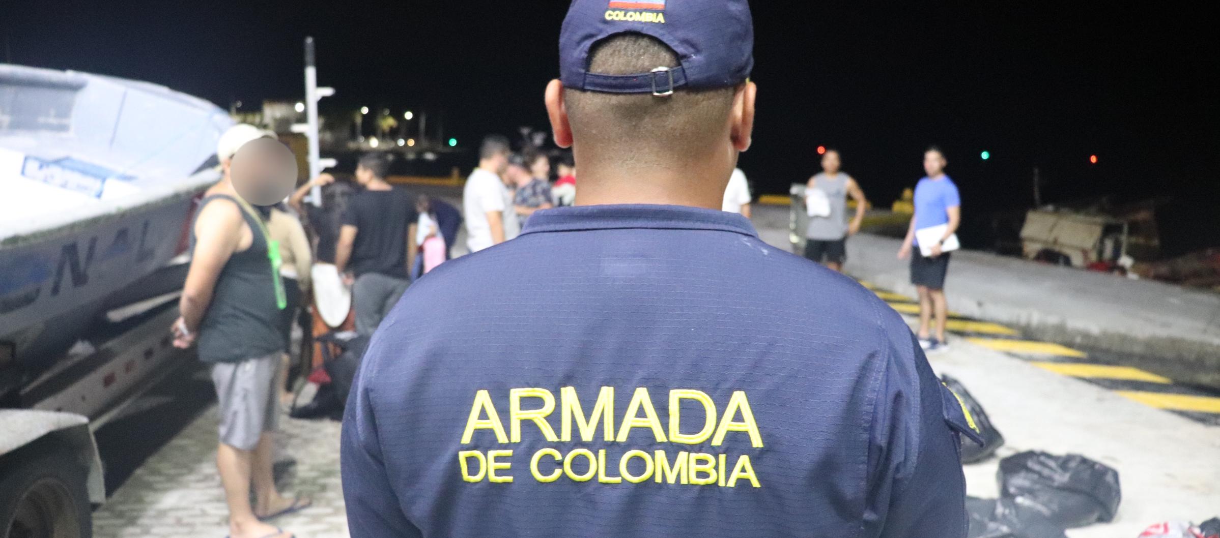 Migrantes rescatados por la Armada Nacional. 