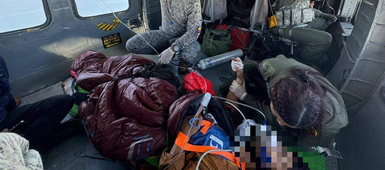 La Fuerza Aeroespacial Colombiana recuperó con vida al montañista.