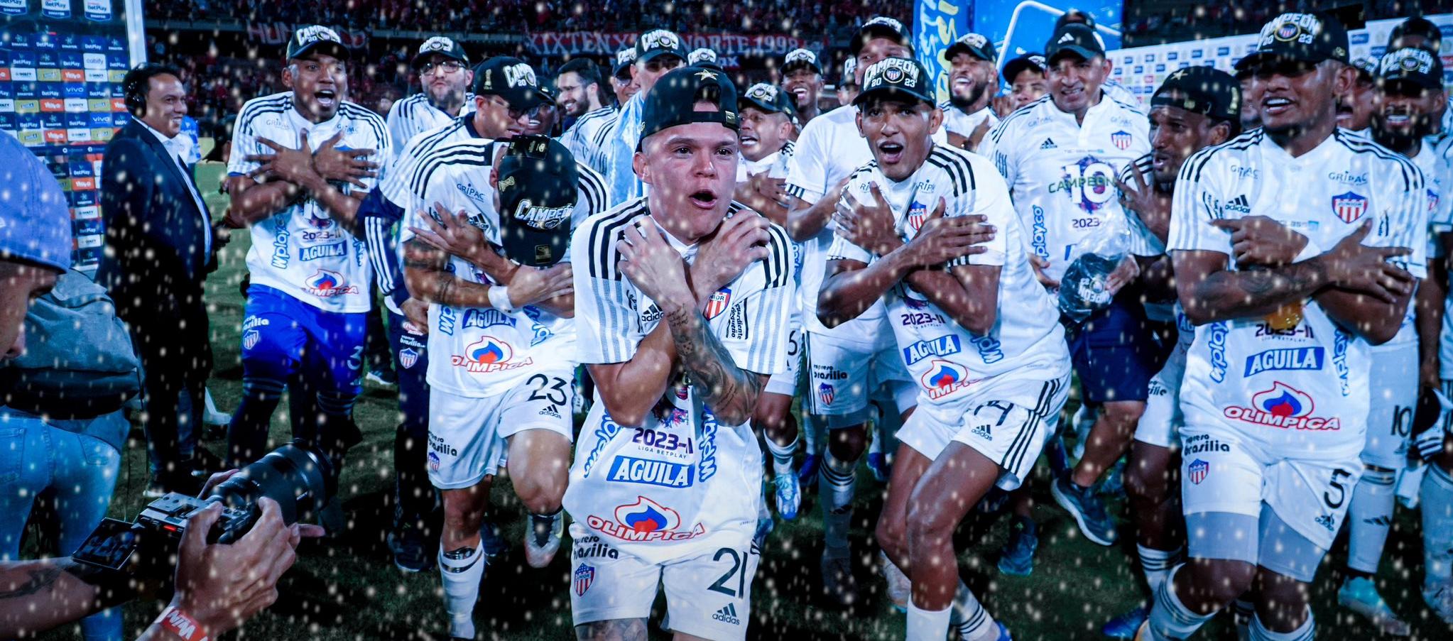 Los jugadores de Junior en medio de la nevada.