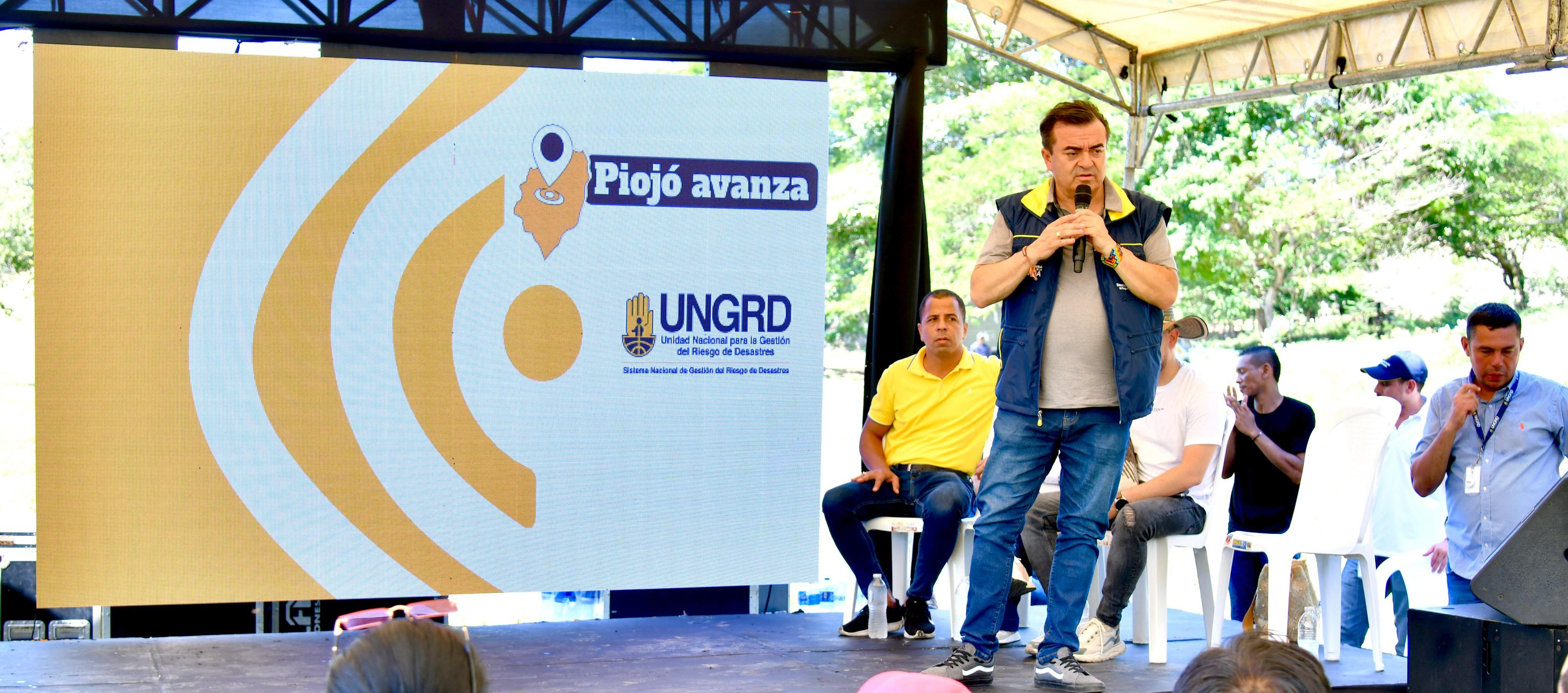 Olmedo López Martínez, Director de la UNGRD con los afectados.