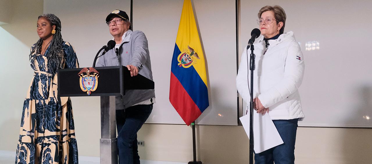 Rueda de prensa sobre el aumento del salario mínimo.