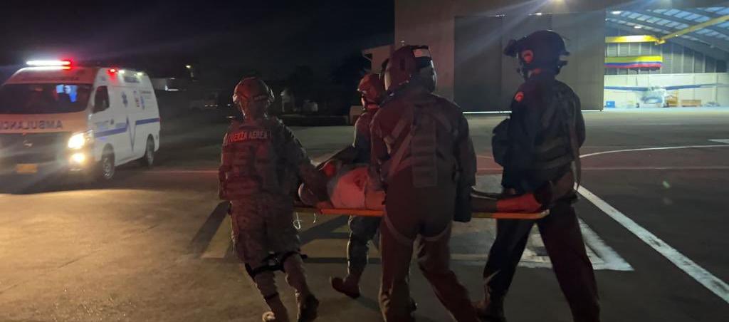 El piloto, otro de los ocupantes, fue encontrado con vida. 