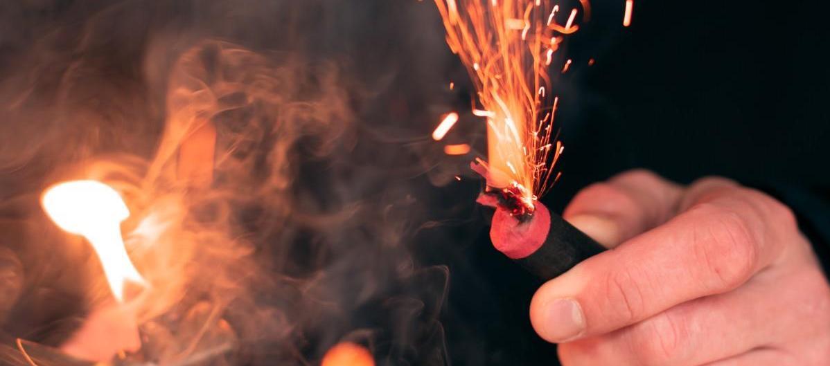 Una persona manipulando pólvora. 