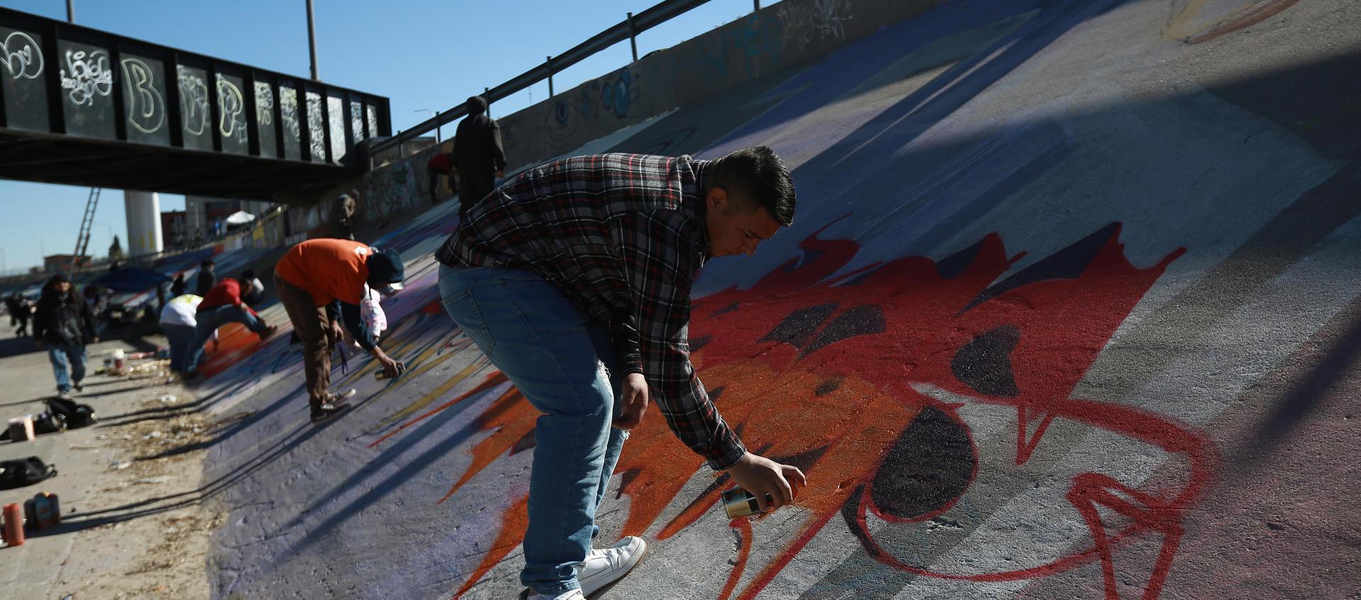Protesta de activistas en la frontera entre México y Estados Unidos. 