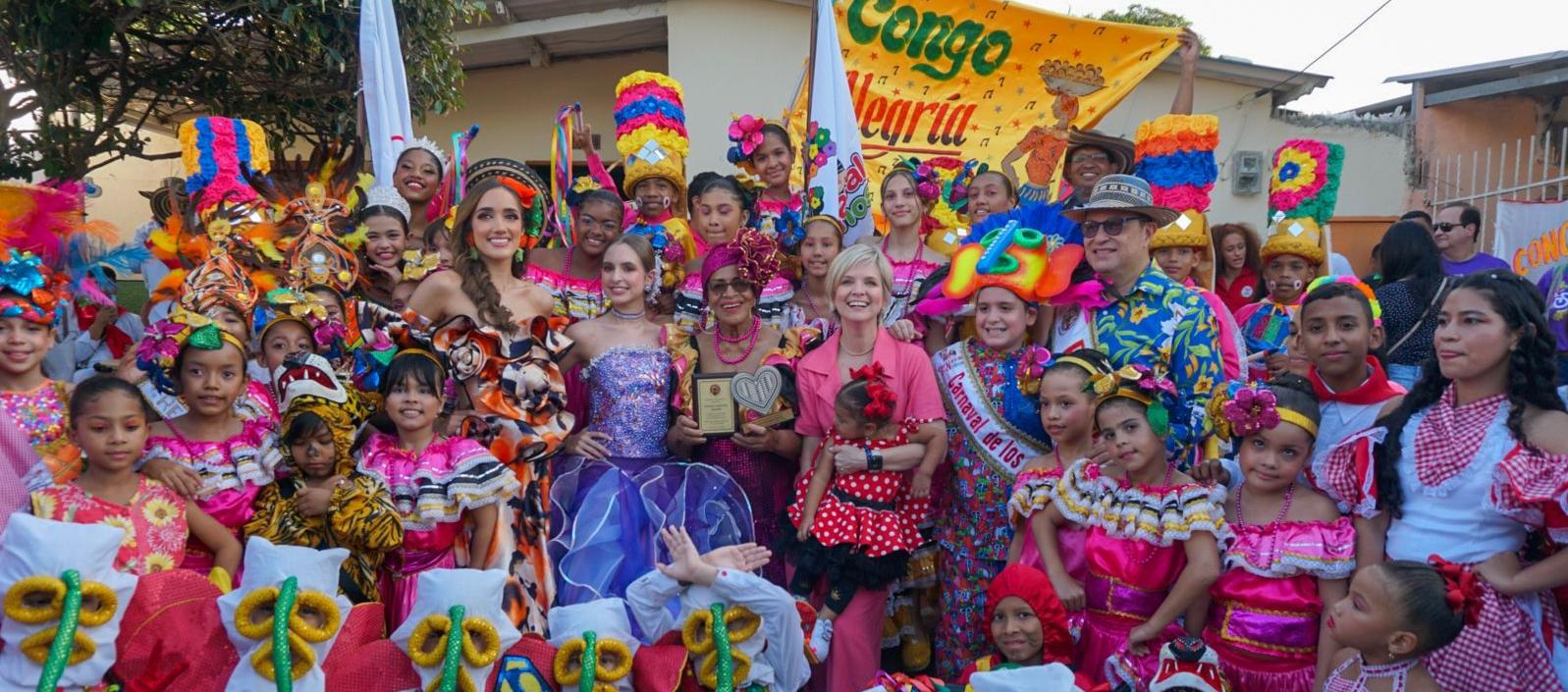 Reyes del Carnaval de los Niños izaron su bandera.