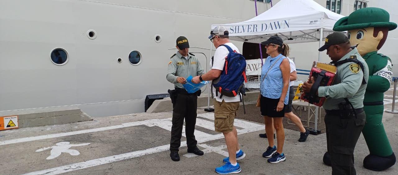 Turistas llegan a Cartagena en cruceros.