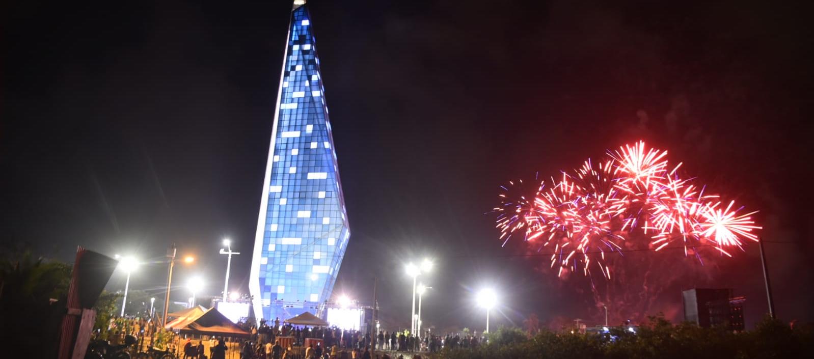 Una hermosa imagen nocturna de la imponente Ventana de Sueños en Puerto Colombia
