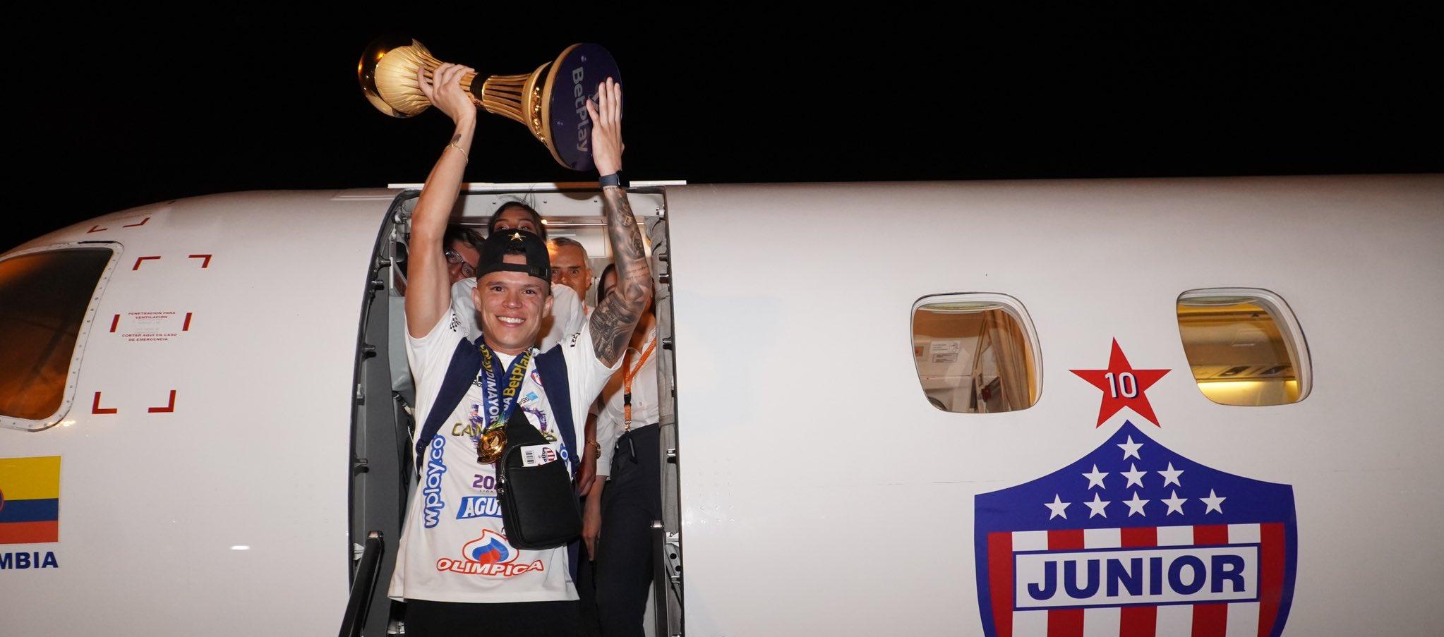 Walmer Pacheco y el trofeo de campeón.