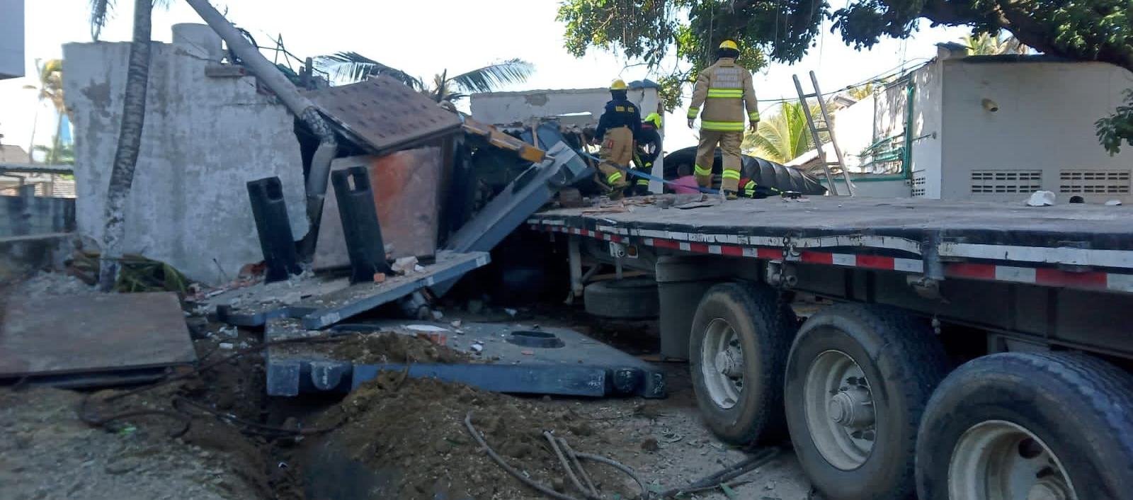 La tractomula perdió el control y embistió a un furgón.
