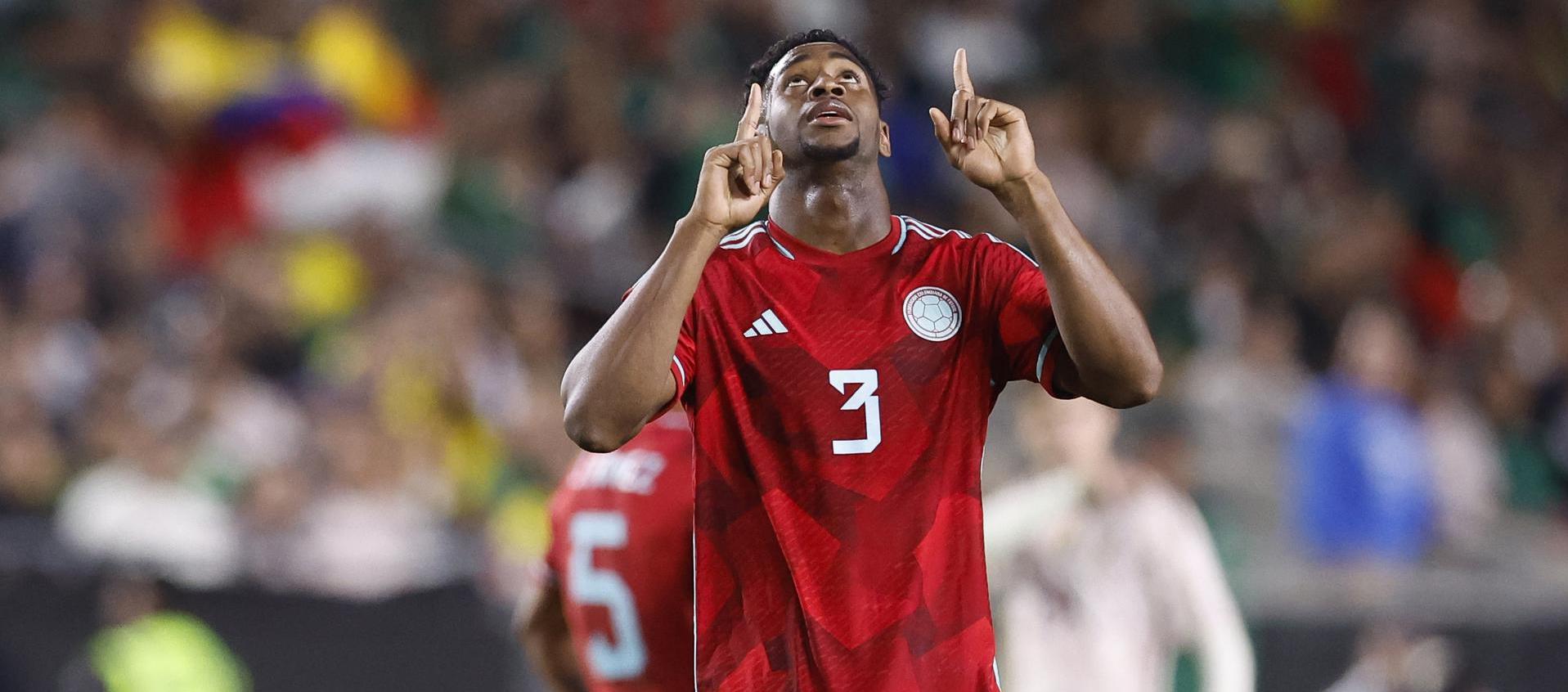 Andrés Reyes, de Colombia, celebra su gol durante el amistoso ante México.