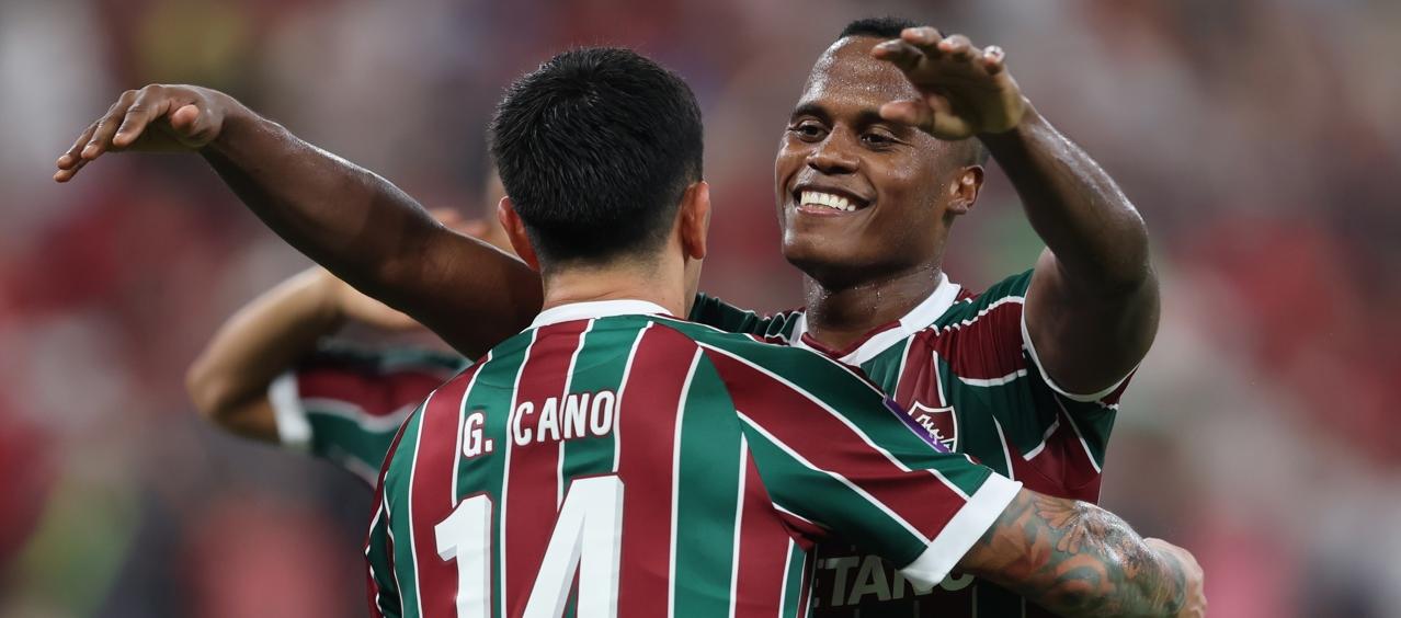 Jhon Arias celebra su gol con el argentino Germán Ezequiel Cano. 