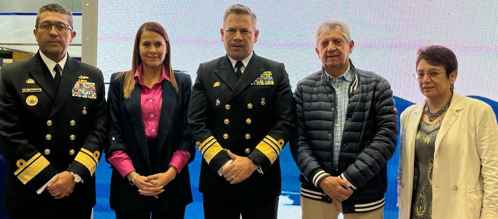 Funcionarios del Ministerio de Salud y oficiales de la Armada Nacional tras la firma del convenio.