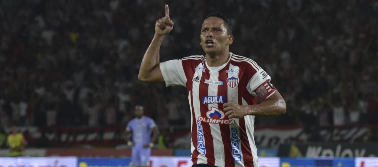 Carlos Bacca, con un doblete ante el Tolima, contribuyó a la clasificación de Junior a la final. 