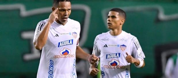 Carlos Bacca celebra con José Enamorado