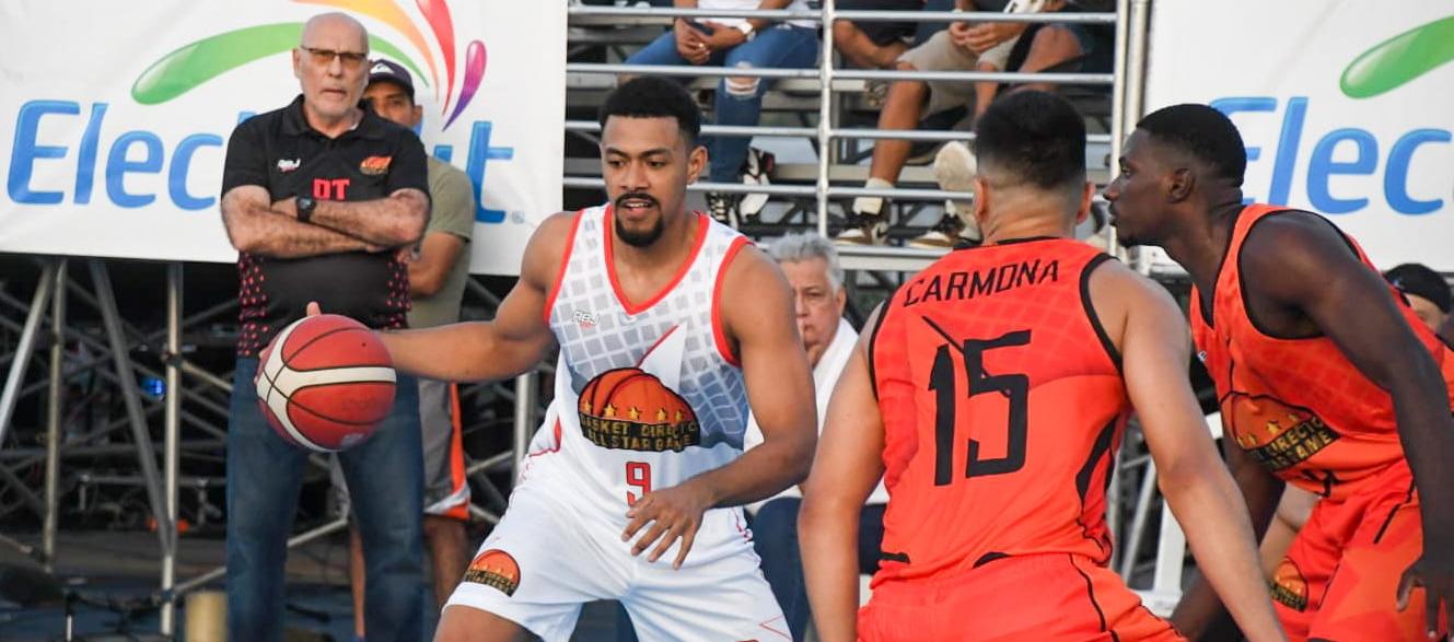 Acción del partido de exhibición disputado en el Gran Malecón. 