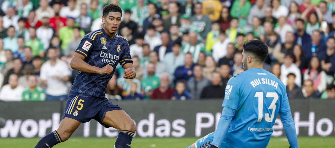 Jude Bellingham remata a la salida del portero Rui Silva para abrir el marcador ante el Betis.