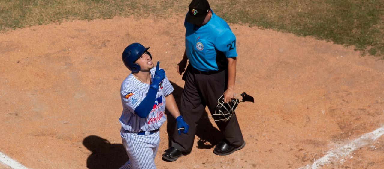 Manuel Boscán llega al plato tras conectar un jonrón en el tercer inning.