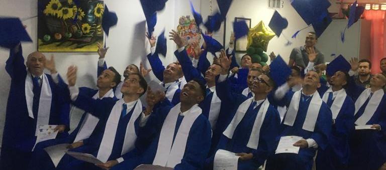 Los reclusos recibieron grado por la Institución Educativa Distrital Fénix. 