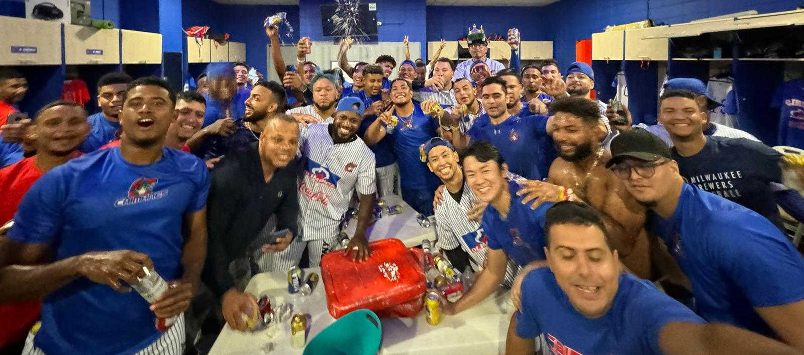 La celebración de Caimanes en su clubhouse luego de ganarle los dos juegos a Leones. 