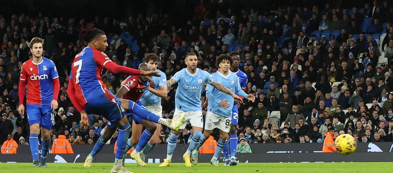 Michael Olise, de pena máxima, puso el 2-2 definitivo en el marcador.