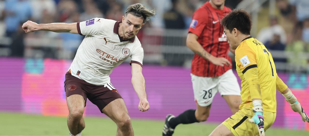 Jack Grealish encara al portero Shusaku Nishikawa, del Urawa Reds.