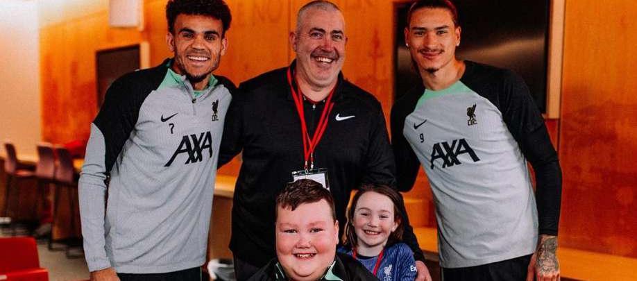 Dáire Gorman, con su padre, Luis Díaz y Darwin Núñez.