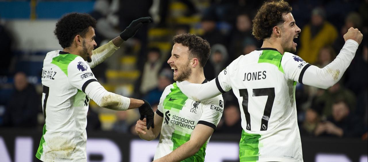 Luis Díaz celebra con Diogo Jota y Curtis Jones el segundo gol del Liverpool. 