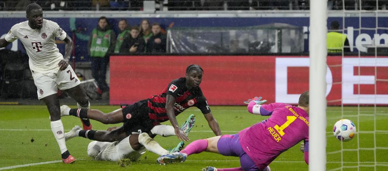 Acción del segundo gol del Eintracht, marcado por el francés Dina Ebimbe. 
