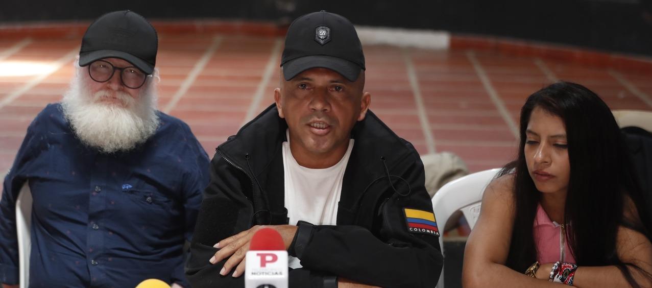 De izq. a der. Leopoldo Durán, nuevo jefe negociador de la disidencia de las FARC, Sebastián Martínez y Fernanda, durante una rueda de prensa, en Suárez.