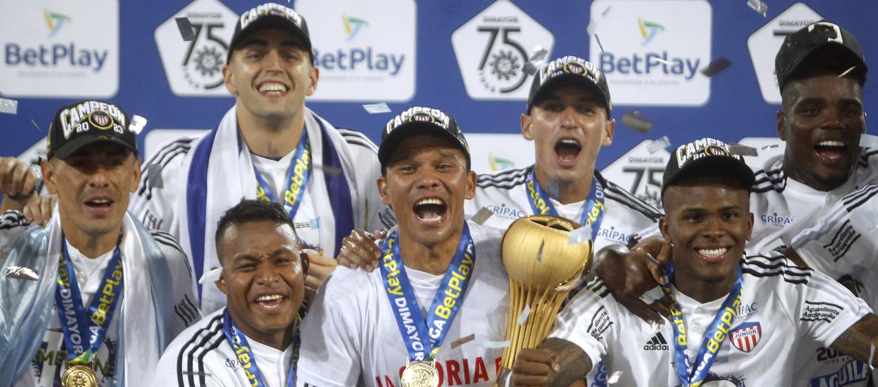 El capitán Carlos Bacca con el trofeo junto a Berrío, Ceballos, Olivera, Mele, Fuentes y Estupiñán. 
