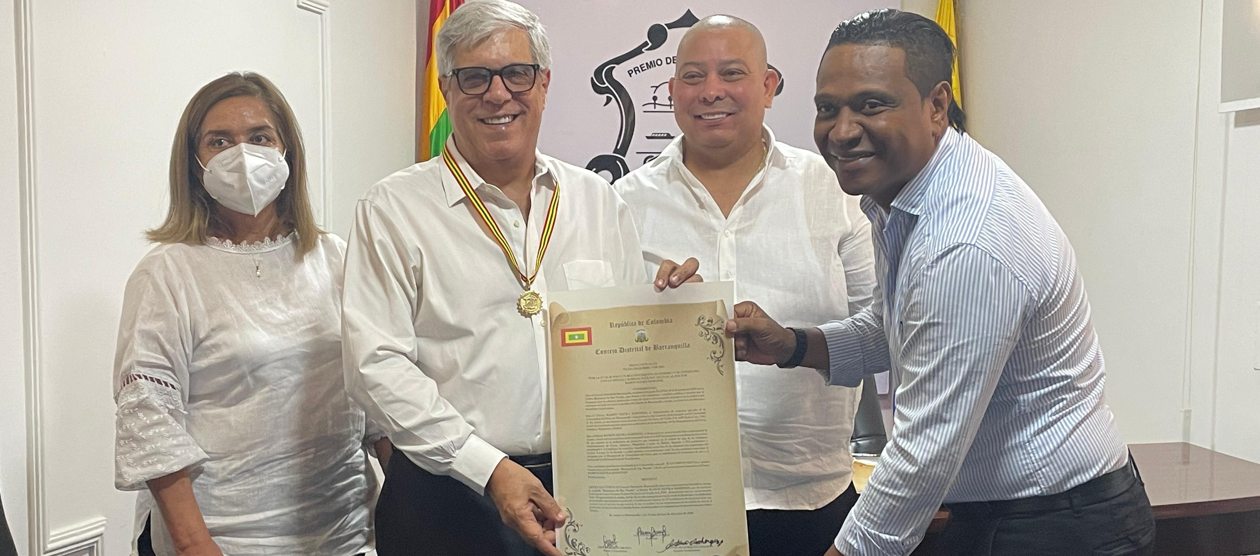 Ramón Dávila, el homenajeado, junto a los concejales Juan Carlos Ospino y Freddy Barón. Con ellos, la secretaria del Cabildo, Patricia Ríos