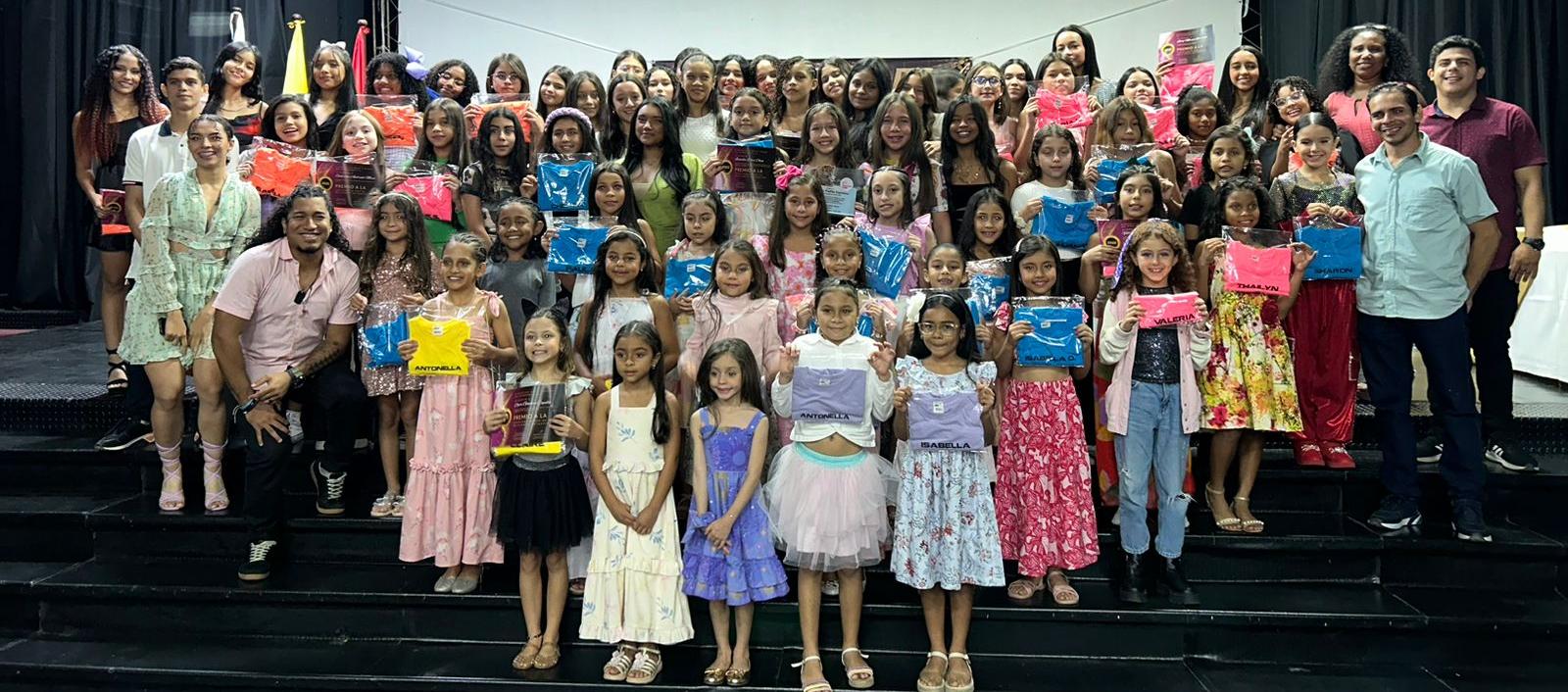 Grupo de deportistas premiados por el club Gymnastics Gold. 