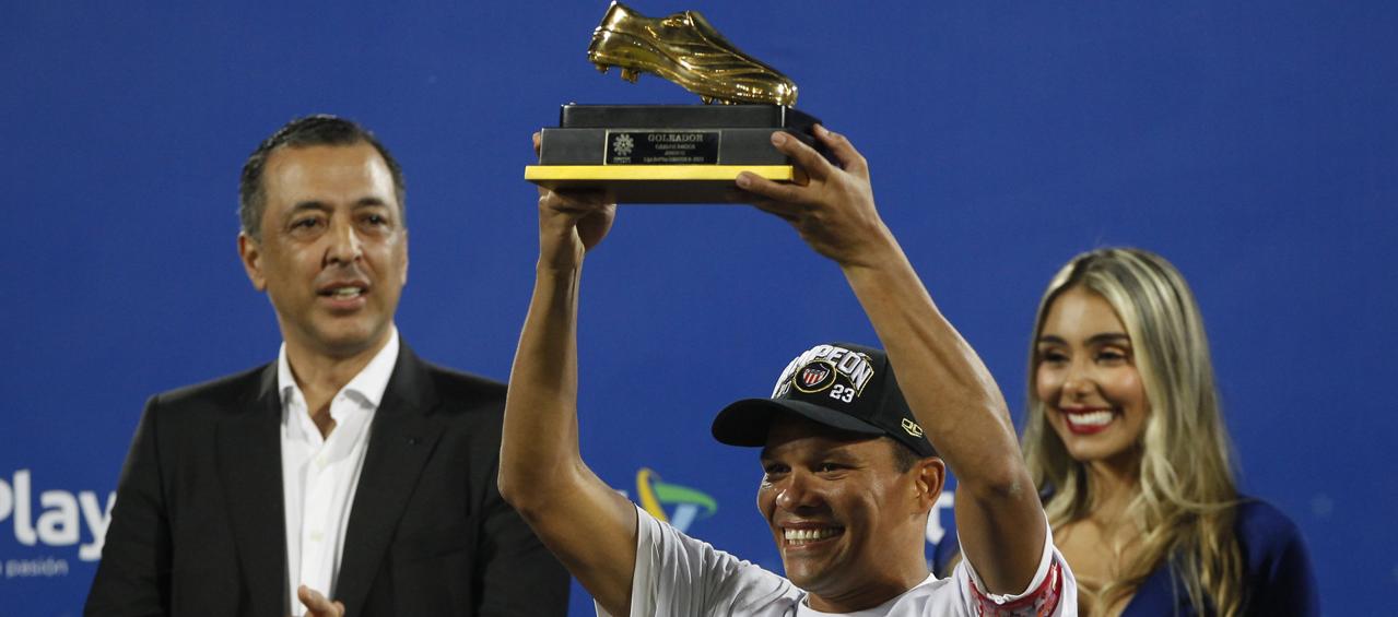 Carlos Bacca con el trofeo que lo acredita como máximo goleador del campeonato.