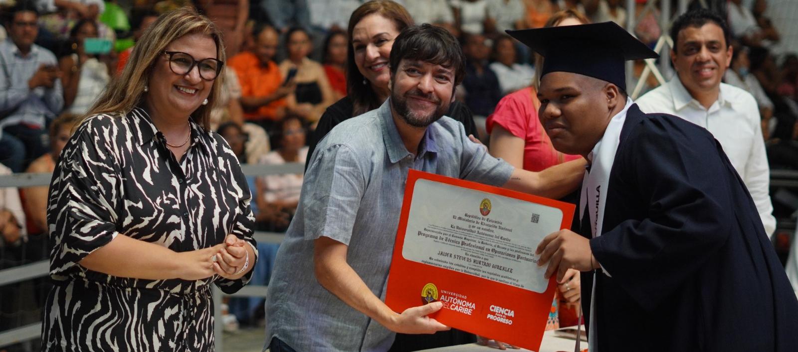 El alcalde Jaime Pumarejo y la secretaria de Educación, Bibiana Rincón, con uno de los graduandos