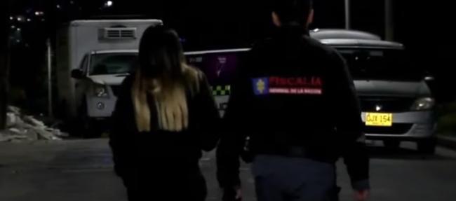 La Policía de Bogotá en el terreno baldío en el que fueron hallados los dos cuerpos.