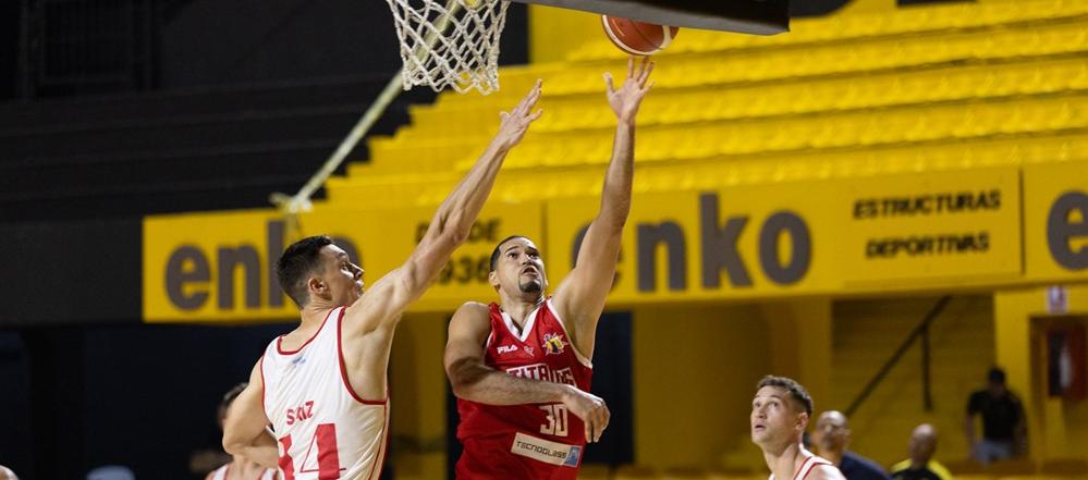 Eloy Vargas, de Titanes, durante el juego contra Instituto de Argentina. 