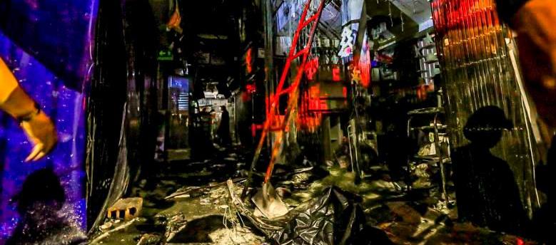 Varios de los locales afectados por el incendio del martes en la noche en tres centros comerciales de Medellín