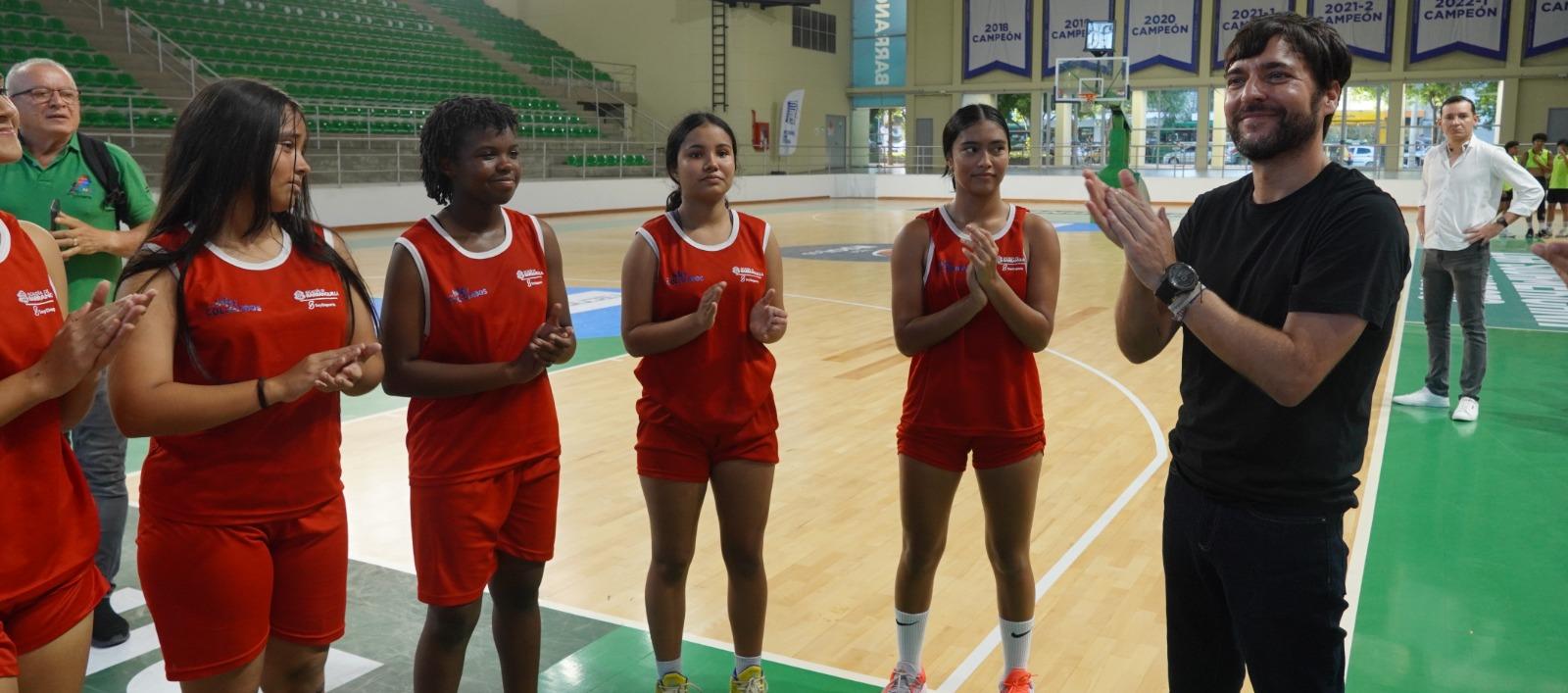 El alcalde Jaime Pumarejo durante la clausura de los Juegos. 