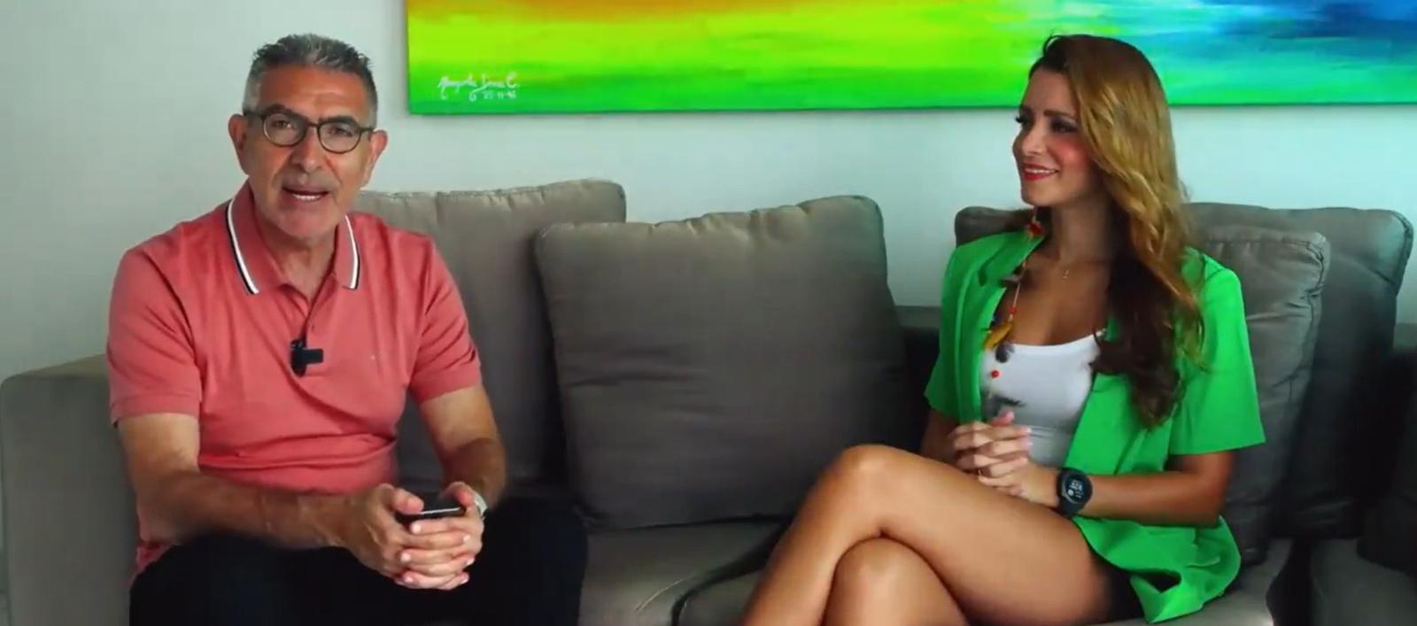 Jorge Cura durante la entrevista que le hizo a Margarita Doria