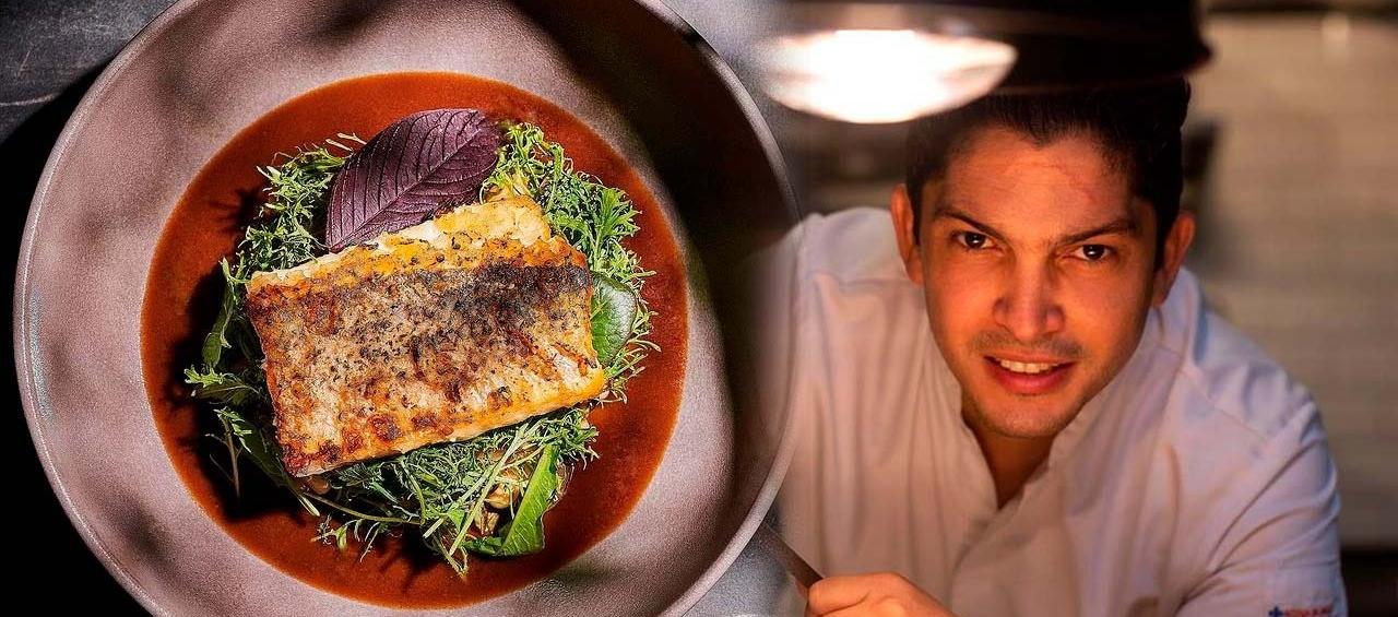 El reconocido chef Manuel Mendoza junto a una de sus recetas: pesca al carbón, mantequilla picante de ají chivato, ensalada tibia de fríjol cabecita negra y demiglace de pescado