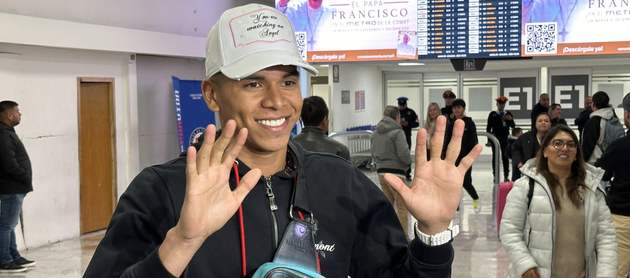 Kevin Mier a su llegada a territorio mexicano. 