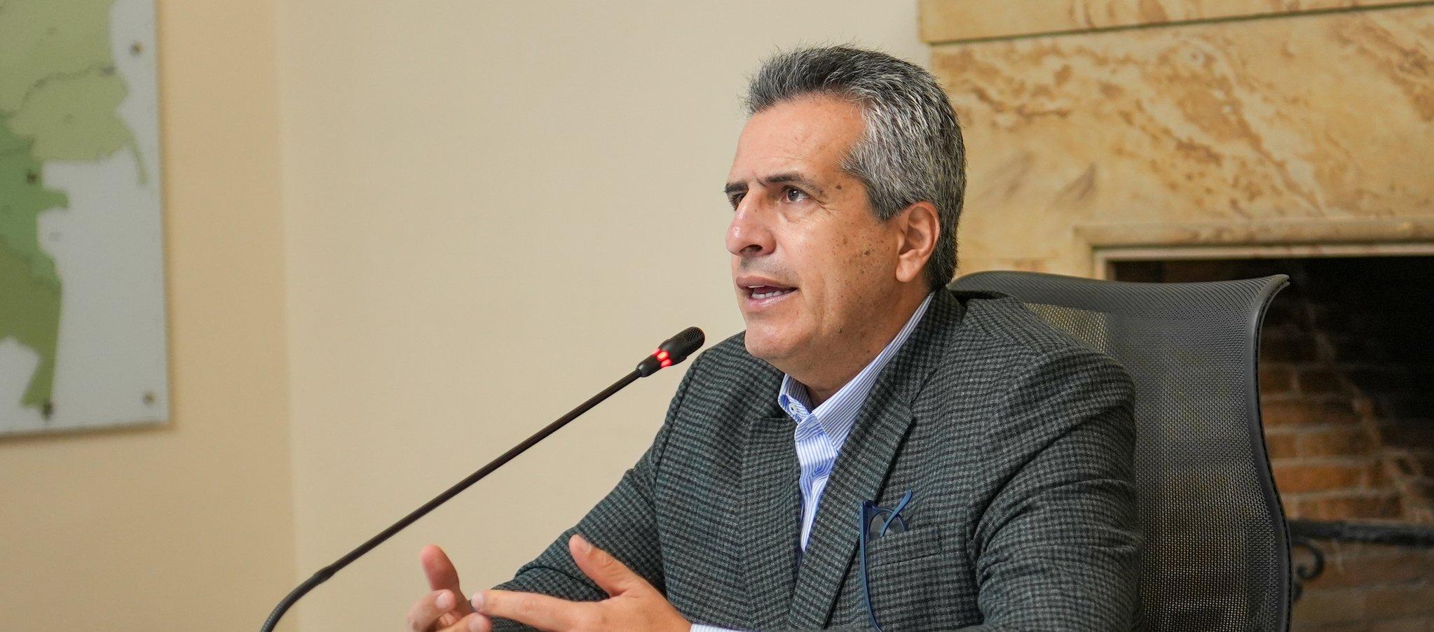 Luis Fernando Velasco, ministro del Interior.