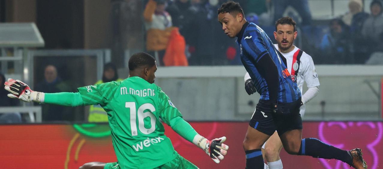 Luis Fernando Muriel con el taco que sorprendió a Mike Maignan, portero del Milan. 