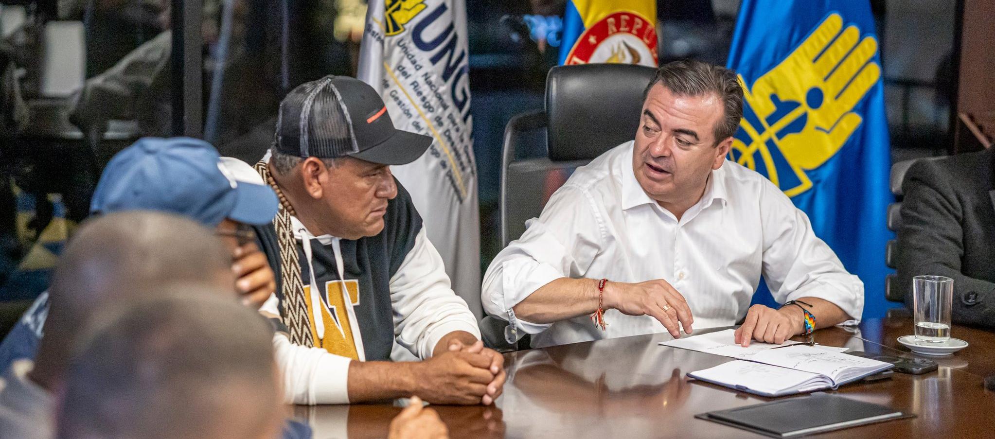 El director de la UNGRD, Olmedo López, con líderes de Achí, Bolívar