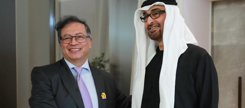 El presidente Petro se saluda con su homólogo de Emiratos Árabes, el jeque Mohamed bin Zayed Al Nahayan.